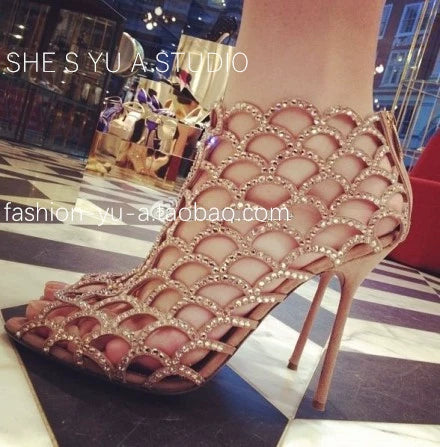Sandálias femininas com design sofisticado em pérolas, perfeitas como sapatos de festa elegantes