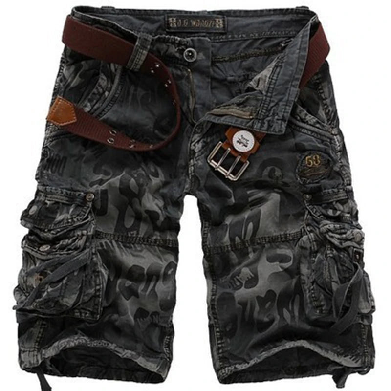 Shorts cargo masculino em camuflagem com bolsos laterais e cinto destacável