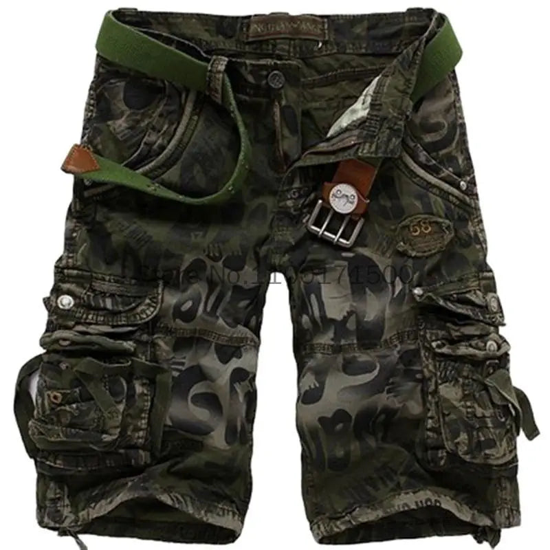 Shorts cargo masculino em estampa militar com bolsos laterais e cinto ajustável