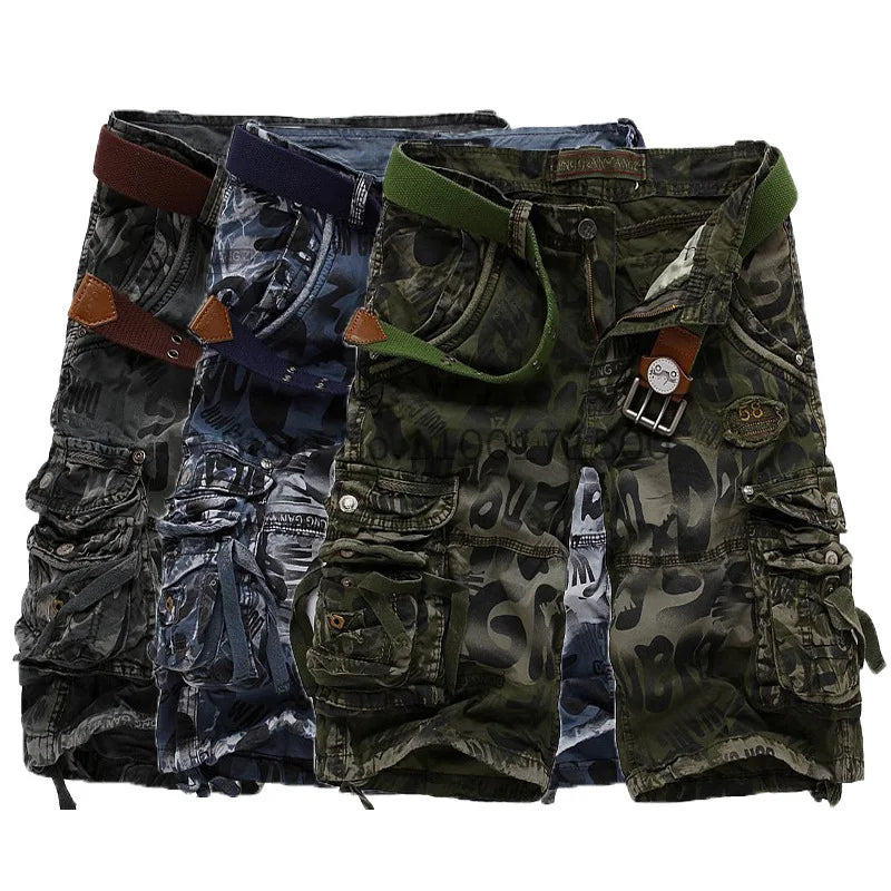 Conjunto de shorts cargo masculino em três cores com bolsos laterais e detalhe de fivela