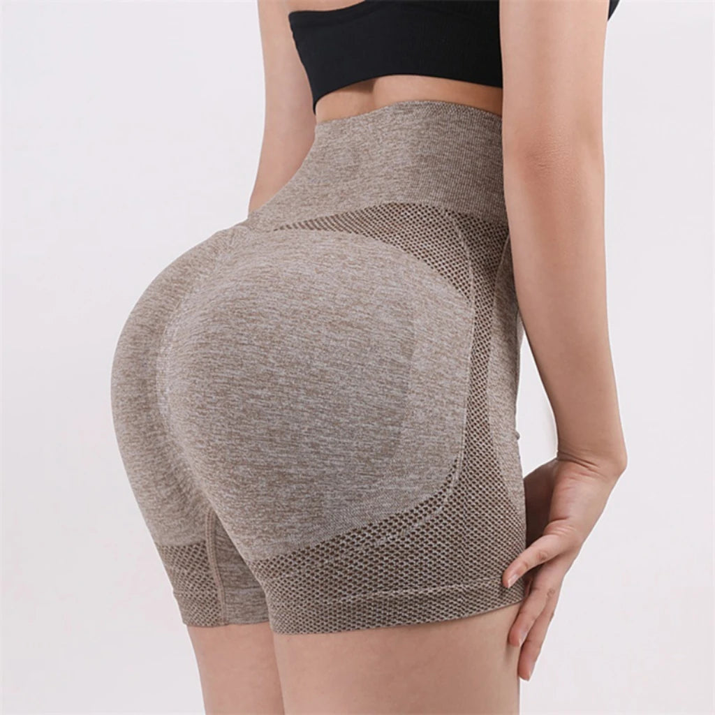 Shorts de cintura alta feminino em tom bege com detalhe em malha para conforto durante os treinos