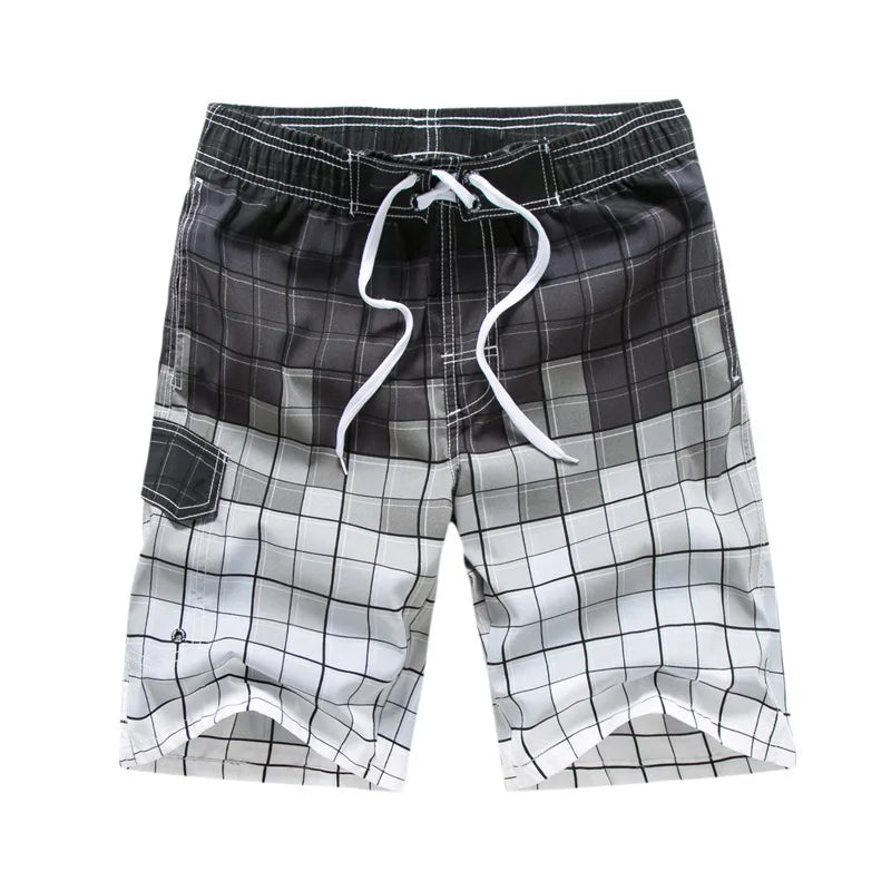 Shorts de praia masculina plus size com estampa quadriculada em preto e branco e cordão ajustável