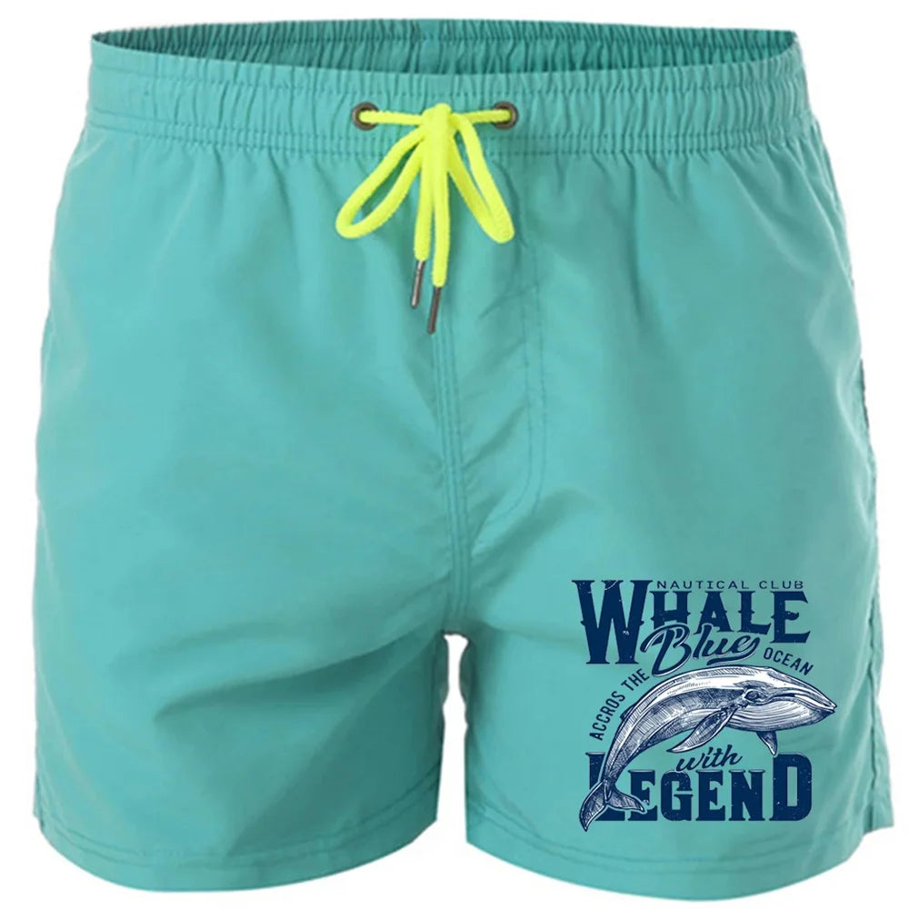 Shorts estampados de baleia em azul claro com cordão amarelo e estampa náutica