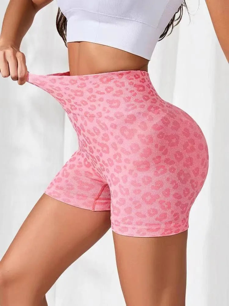 Shorts femininos scrunch butt em estampa de leopardo rosa, confortรกveis e estilizados para treinos.