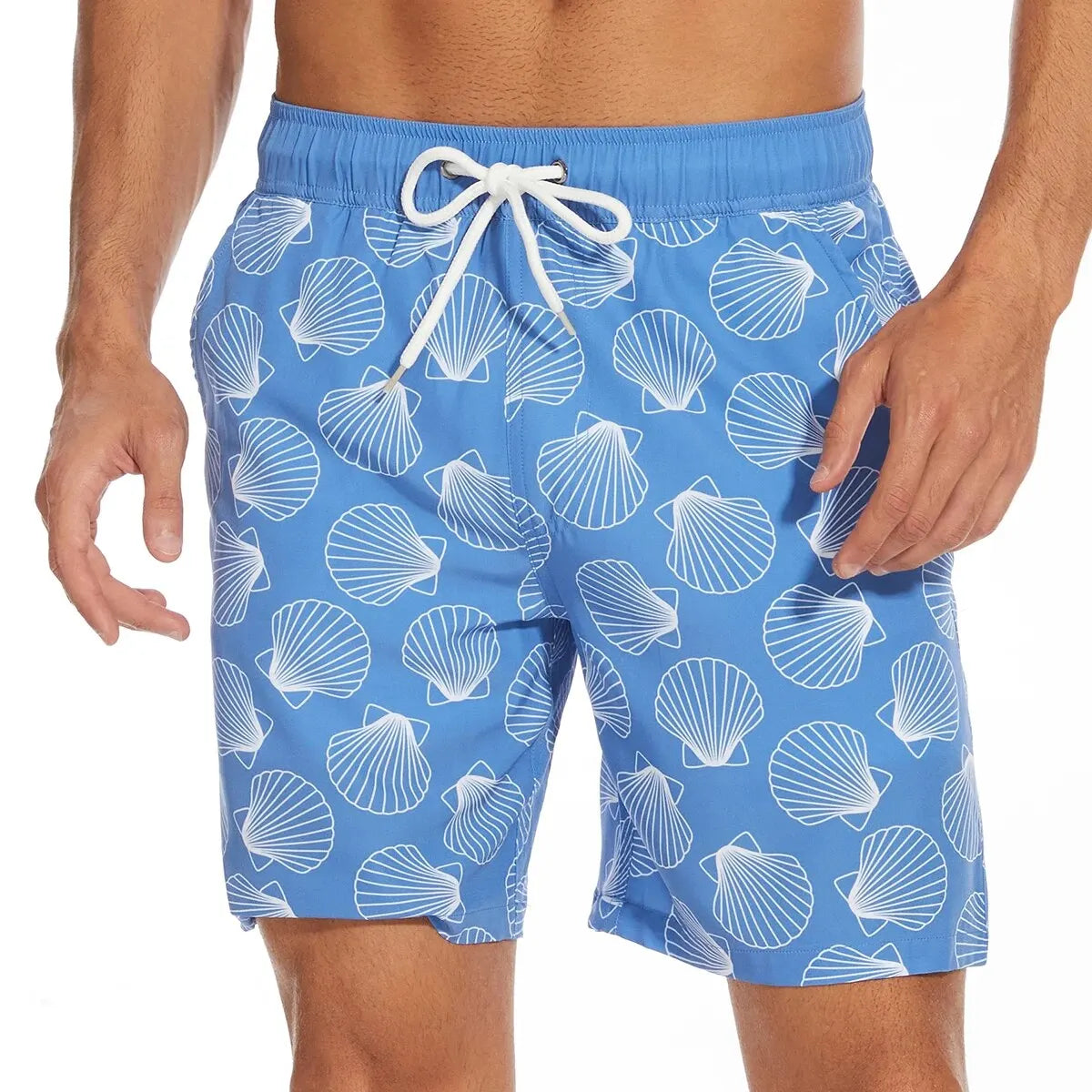 Shorts masculinos plus size com estampa de conchas em azul claro para conforto e estilo na praia
