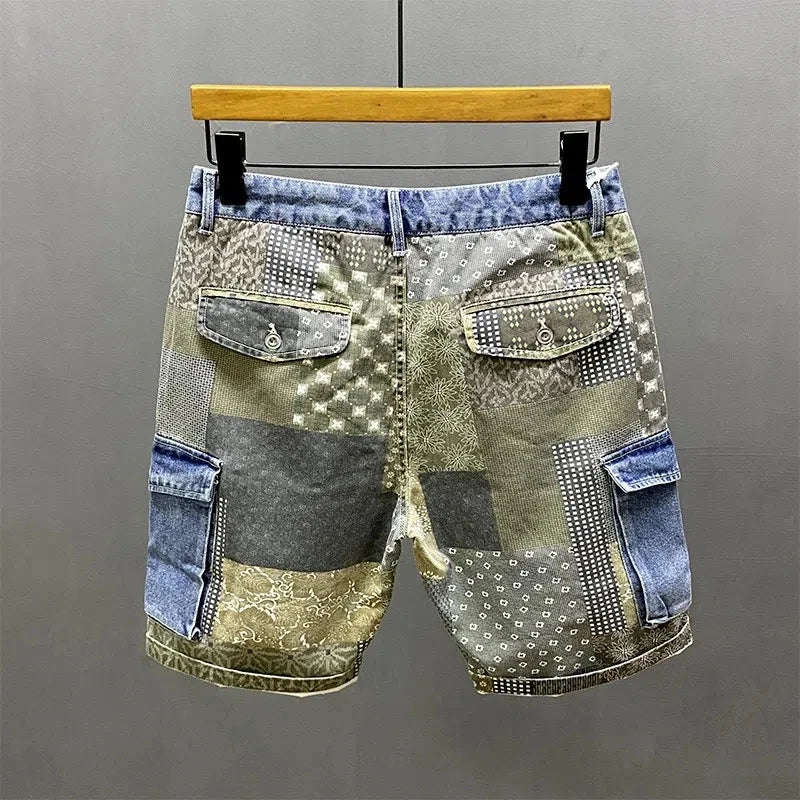 Shorts masculinos streetwear com estampa patchwork e bolsos laterais para estilo urbano