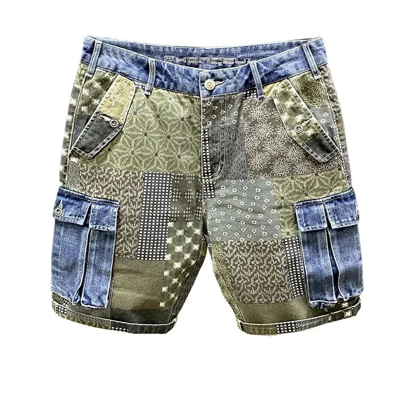 Shorts masculinos streetwear com design de patchwork em tons de verde e azul, com bolsos laterais