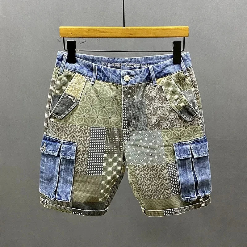 Shorts masculinos streetwear em estilo patchwork com bolsos laterais, ideal para looks casuais.