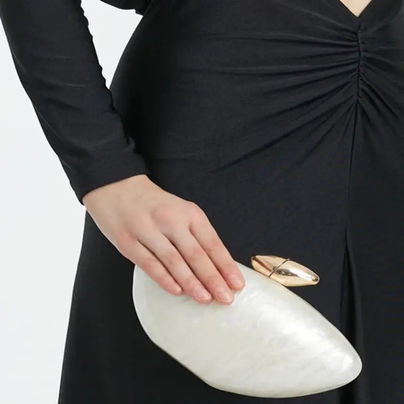 Bolsa designer ovo marfim com acabamento elegante, ideal para eventos formais e festas