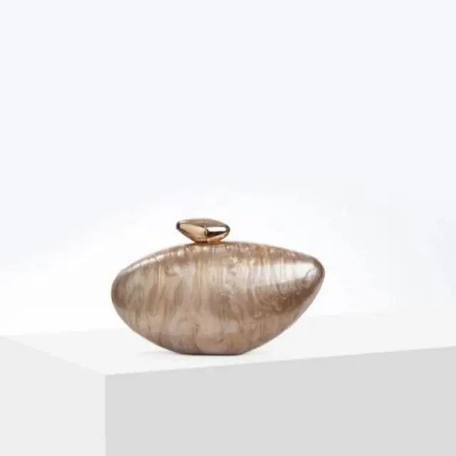 Bolsa designer ovo marfim com design elegante e sofisticado, ideal para festas e eventos especiais