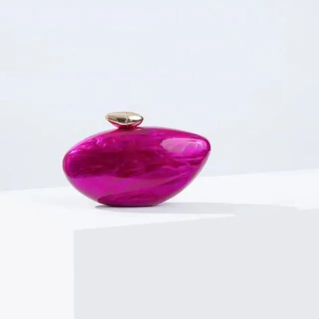 Bolsa designer ovo marfim em forma oval com acabamento rosa brilhante e detalhe dourado