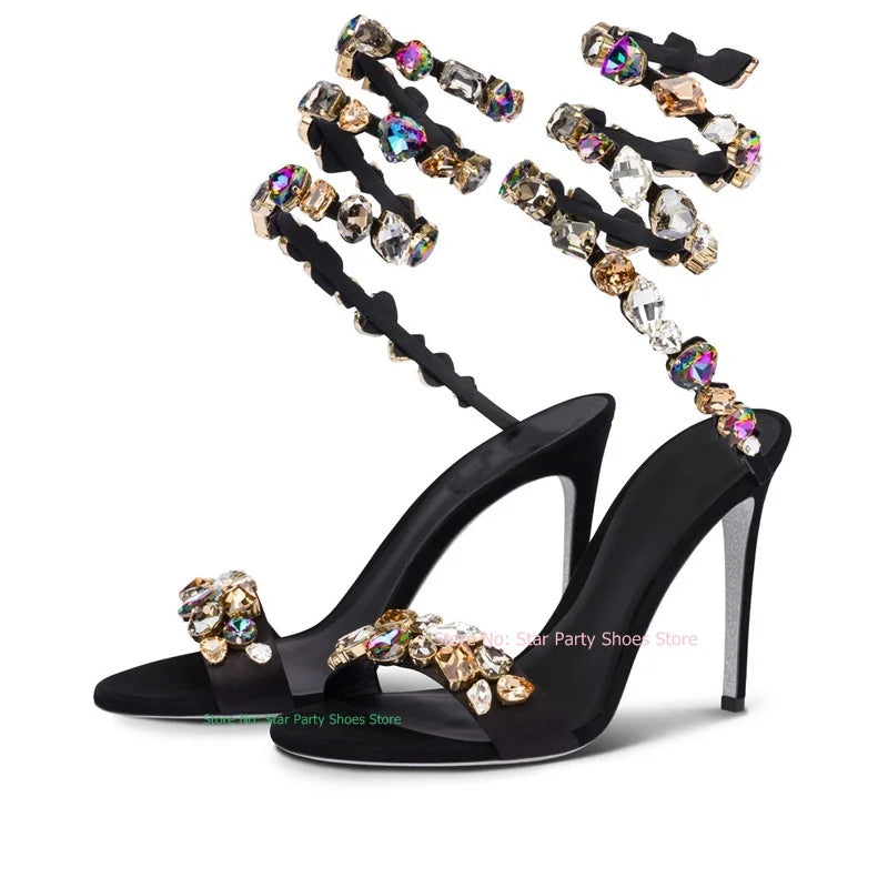 Sandálias femininas KDELY tipo stilettos espiral brilhante com detalhes em strass coloridos