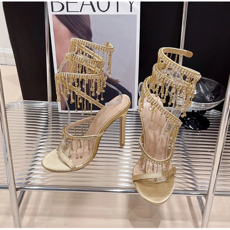 Sandálias femininas PENSAMIENTO em dourado com detalhes em corrente, stilettos moda pista perfeitas para festas