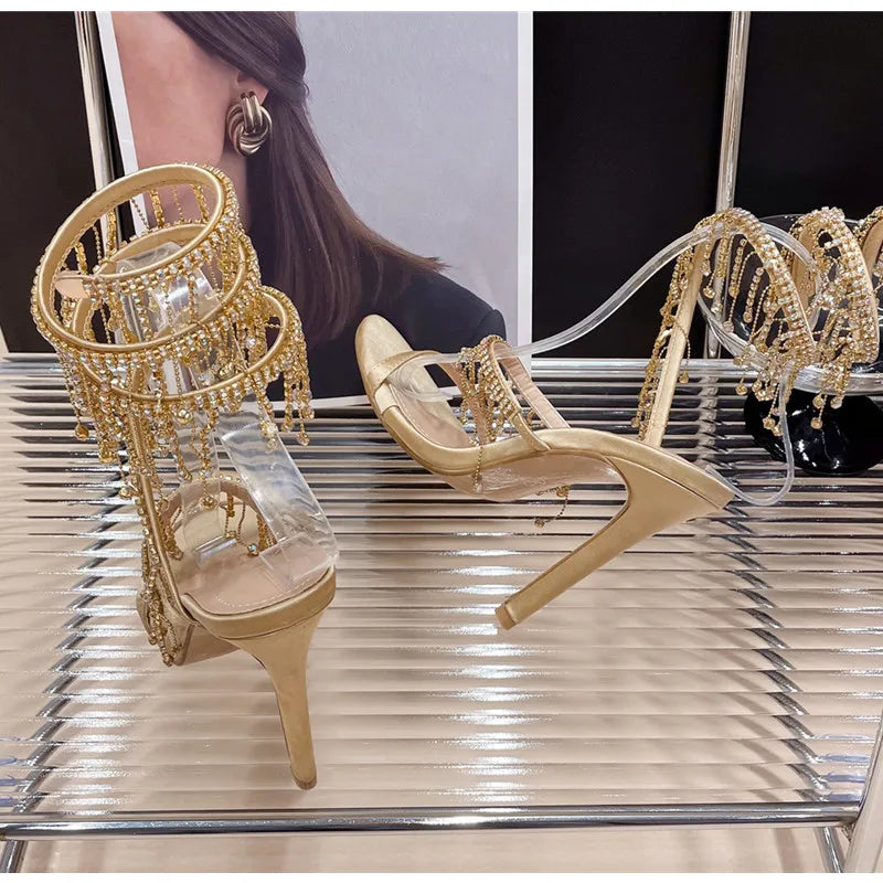Sandálias femininas PENSAMIENTO em dourado com detalhes de strass, estilo stilettos moda pista