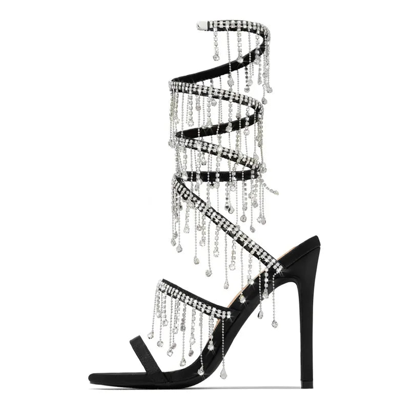 Sandálias femininas da PENSAMIENTO com detalhes em strass estilo stilettos moda pista
