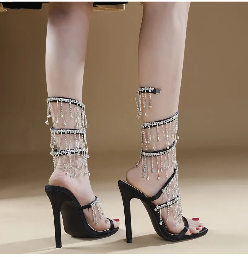 Sandálias femininas PENSAMIENTO em preto com detalhes em strass, stilettos moda pista elegantes