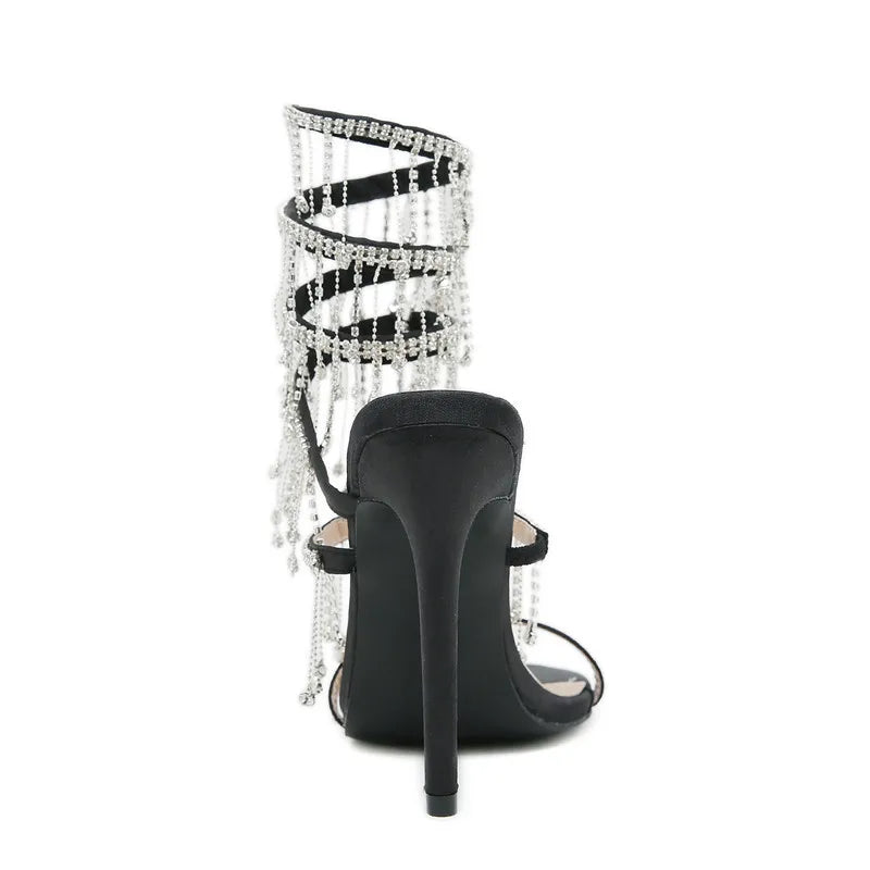 Sandálias femininas PENSAMIENTO em preto com tiras em strass, estilo stilettos moda pista