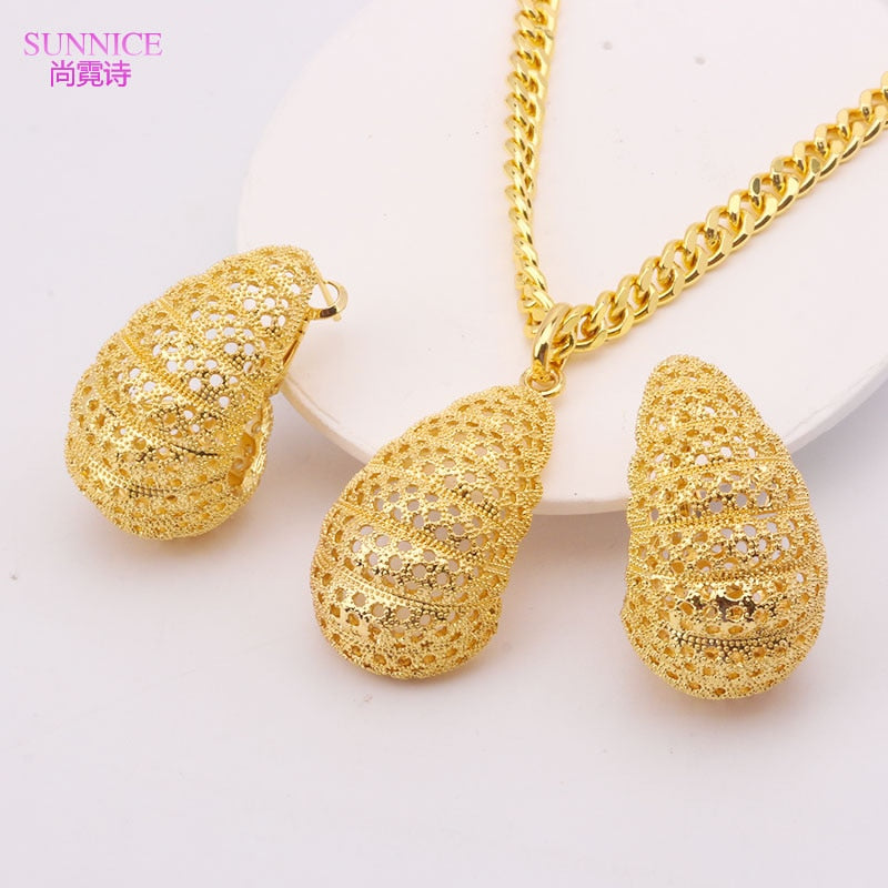 Conjunto de joias femininas SUNNICE com colar e brincos banhados a ouro em design elegante e brilhante