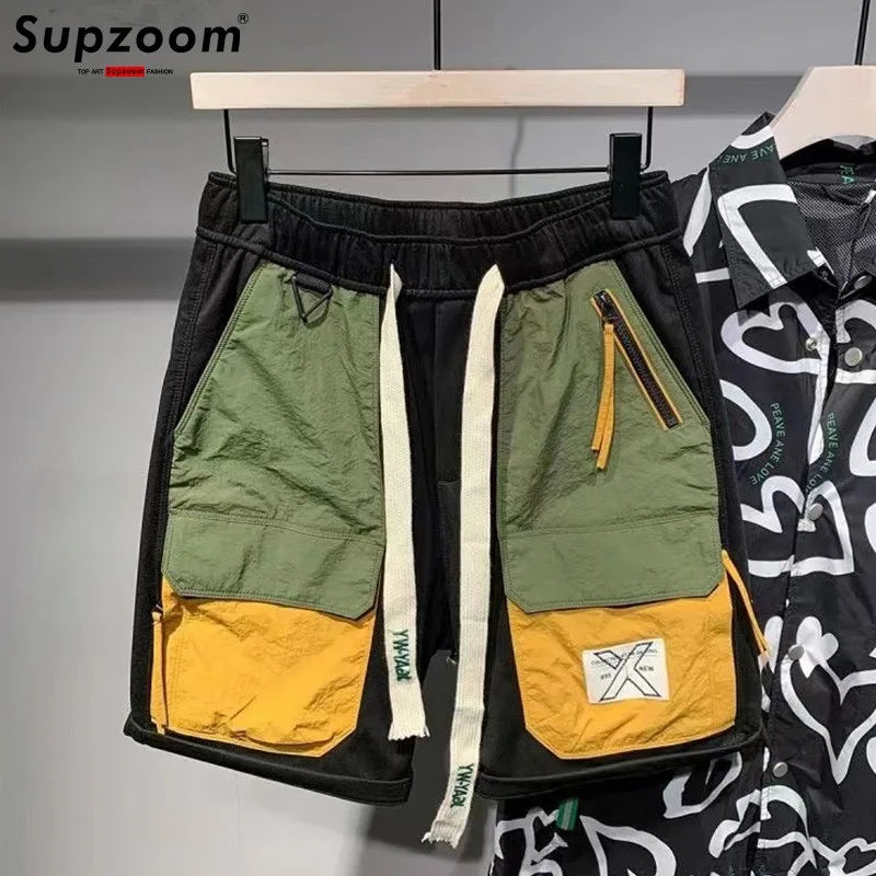 Shorts masculino streetwear da Supzoom em preto com detalhes em verde e amarelo, ideal para looks urbanos.