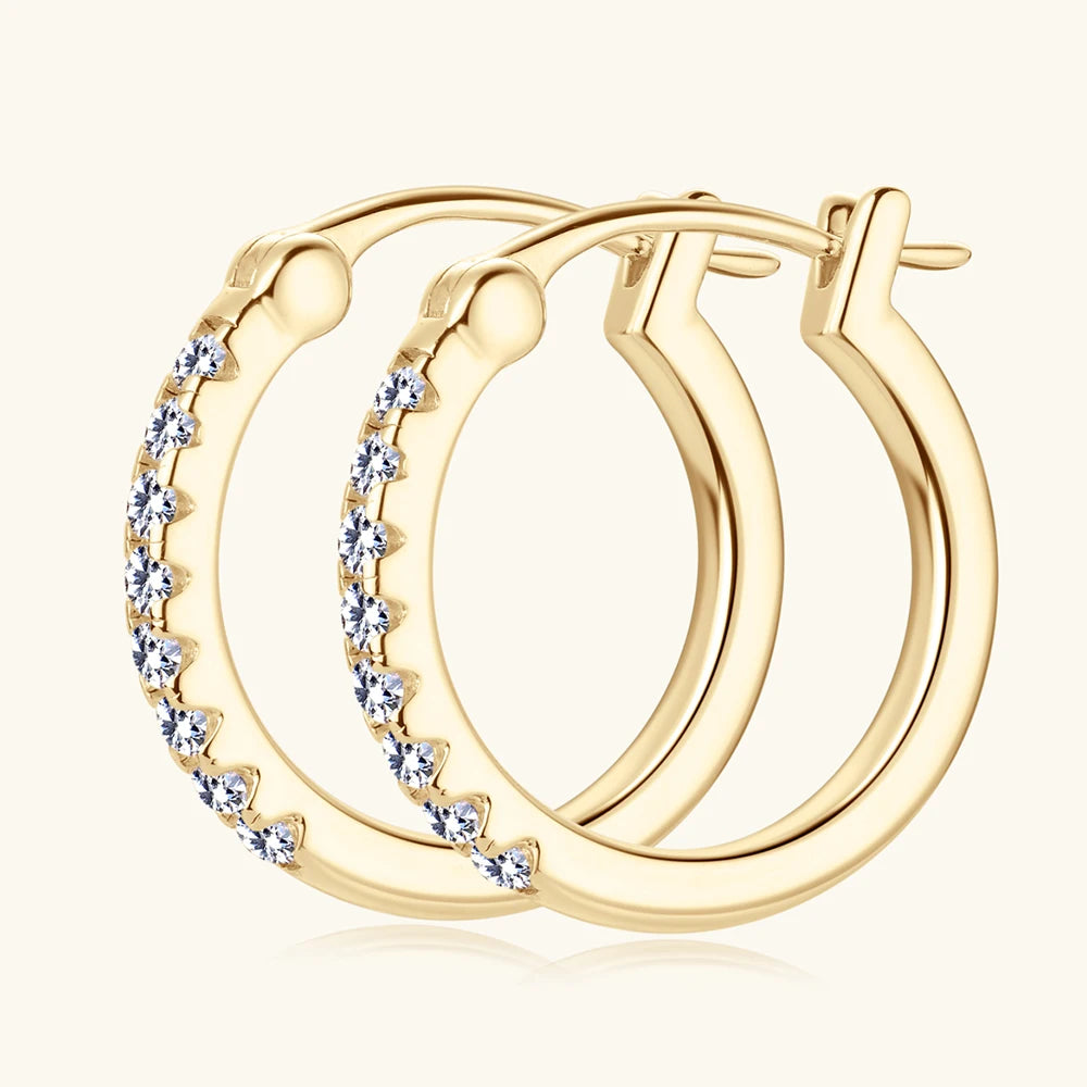Brincos moissanite banhados a ouro com design elegante e pedras brilhantes para uso diário
