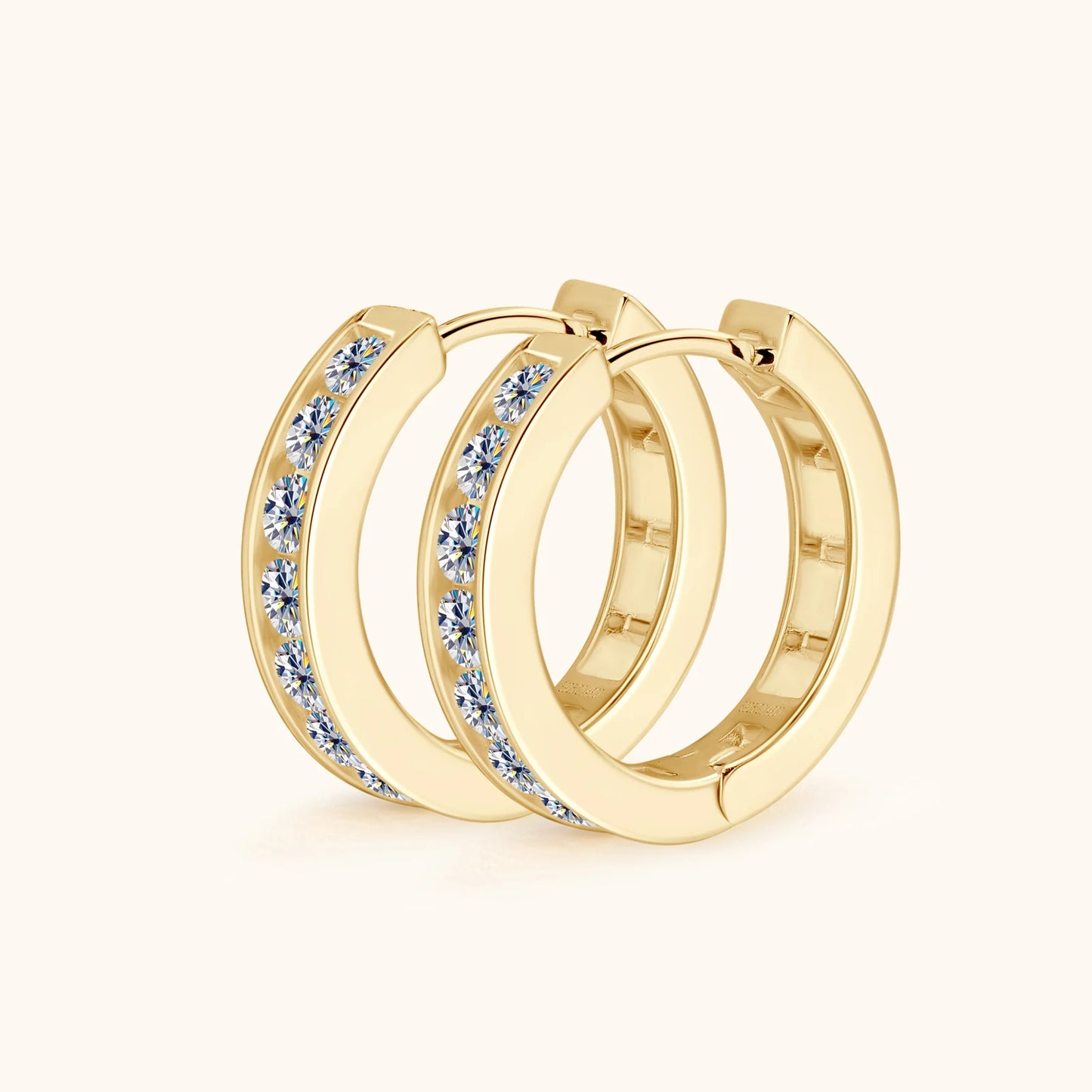 Brincos moissanite prata esterlina em design de argola com pedras brilhantes em azul