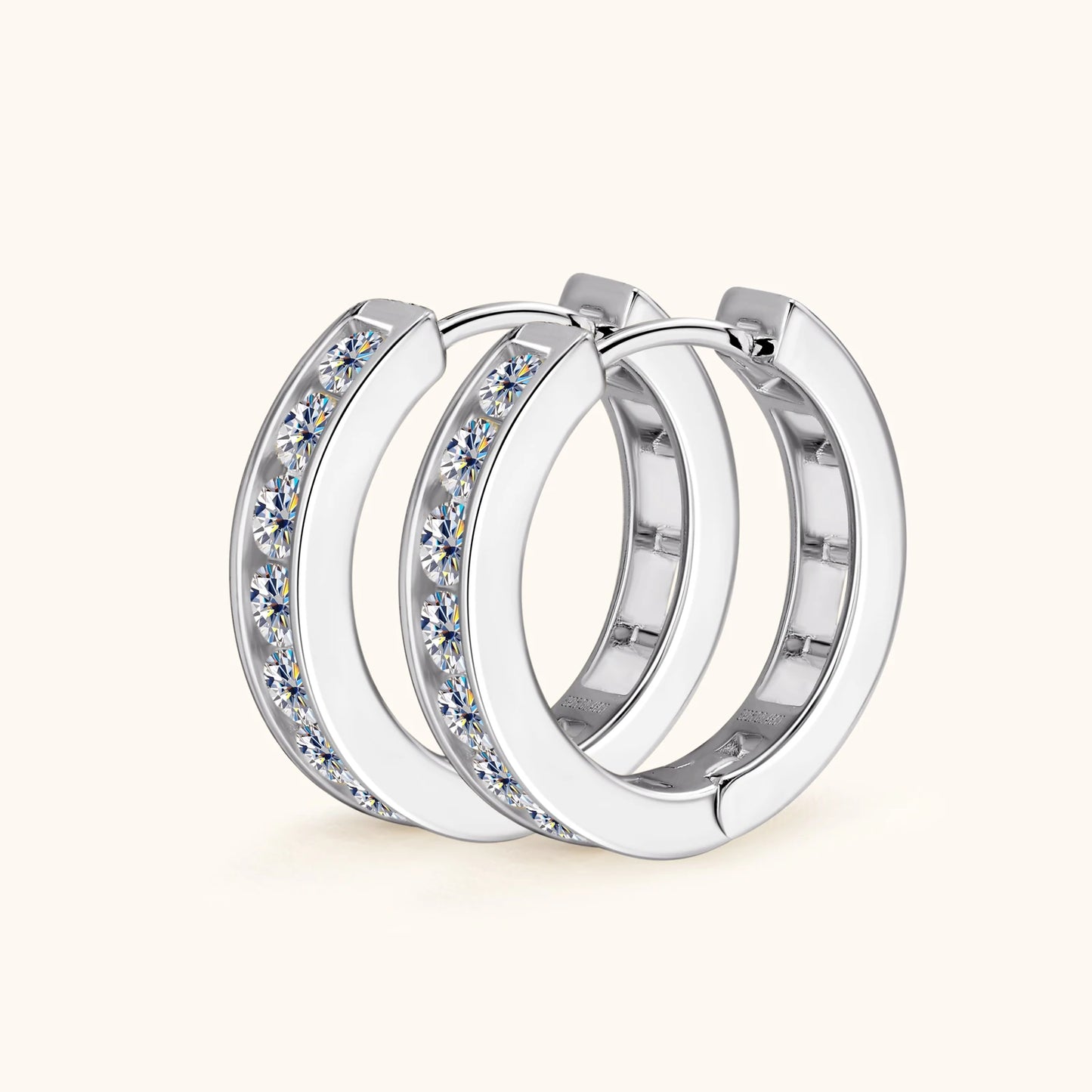 Brincos moissanite prata esterlina em formato de aro com pedras brilhantes, elegantes e sofisticados