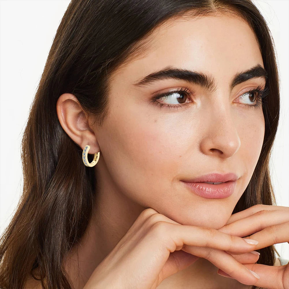 Brincos moissanite prata esterlina com design elegante em mulher exibindo estilo moderno.