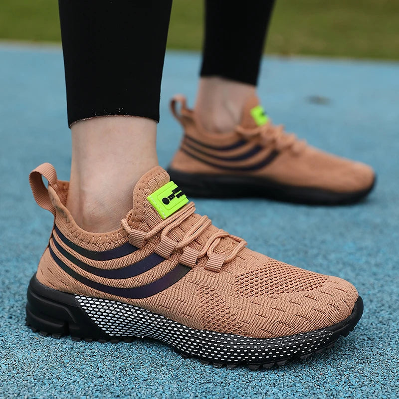 Tênis Esportivo Malha Respirável com Almofada em tom de marrom e detalhes em neon para conforto e estilo