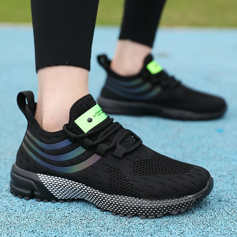 Tênis Esportivo Malha Respirável com Almofada em preto, ideal para corridas e atividades físicas