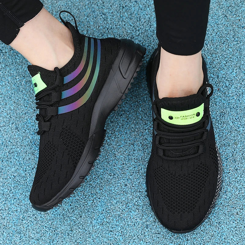 Tênis Esportivo Malha Respirável com Almofada em preto com detalhes coloridos, ideal para atividades físicas