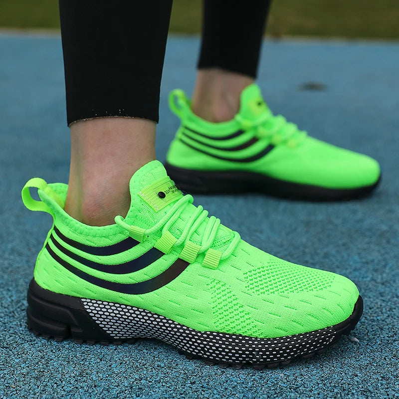 Tênis Esportivo Malha Respirável com Almofada em verde neon, ideal para praticar esportes ao ar livre