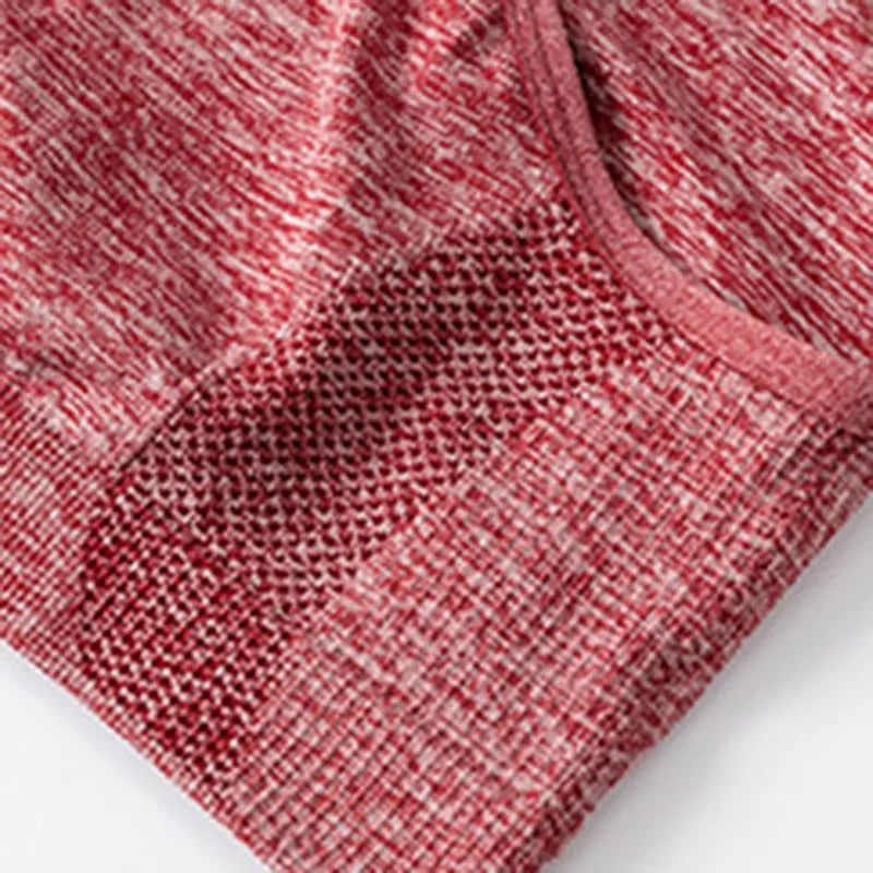 Terno feminino fitness em tecido leve com detalhes em vermelho, ideal para práticas de ioga