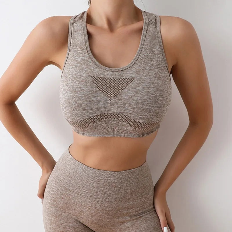 Terno feminino fitness em tom de bege com design confortável para prática de ioga