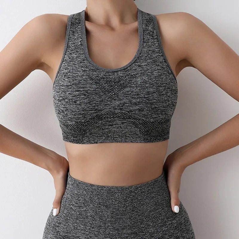 Terno feminino fitness confortável em tecido respirável para práticas de ioga e exercícios.