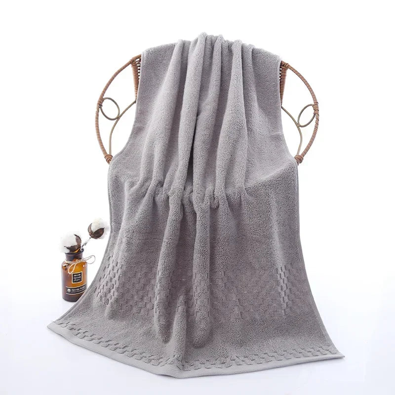 Toalha absorvente universal em cinza, ideal para uso diário e banho em casa