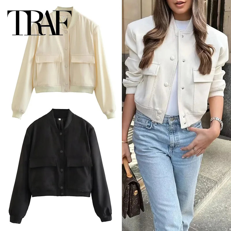 Jaqueta bomber feminina TRAF em preto e creme, estilo moderno com bolsos frontais e corte cropped