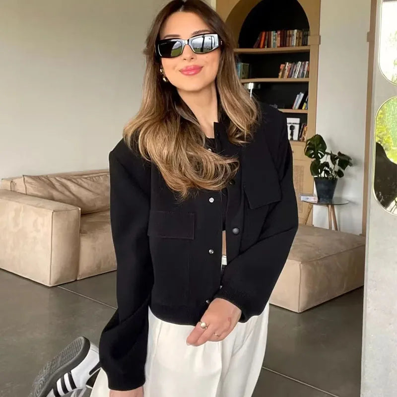 Jaqueta bomber feminina preta da TRAF com botões e design moderno, perfeita para o dia a dia
