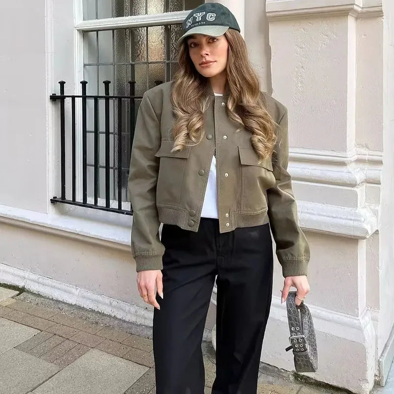 Jaqueta bomber feminina da TRAF em tom verde com fechamento frontal e detalhes elegantes