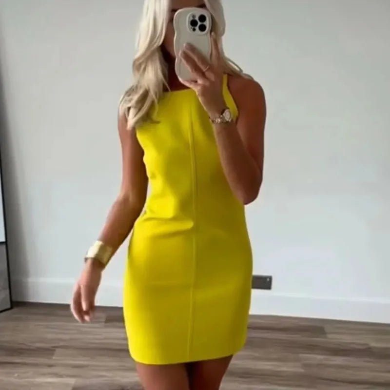 Vestido feminino curto elegante em amarelo brillante, ideal para festas e ocasiões especiais