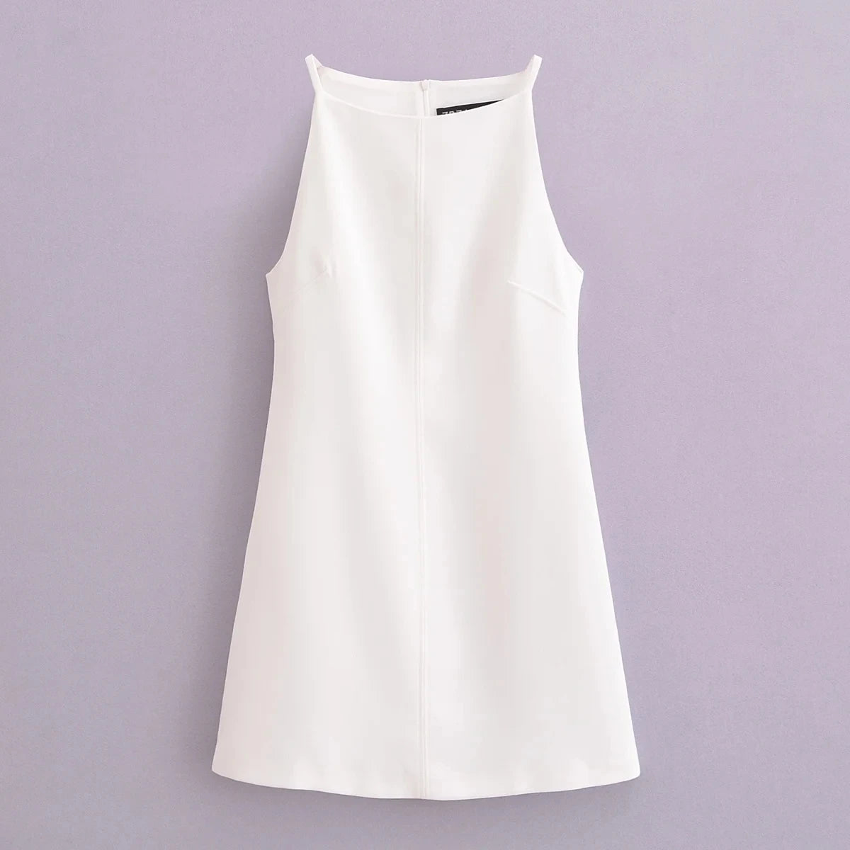 Vestido feminino curto elegante da TRAF na cor branca com design minimalista e moderno