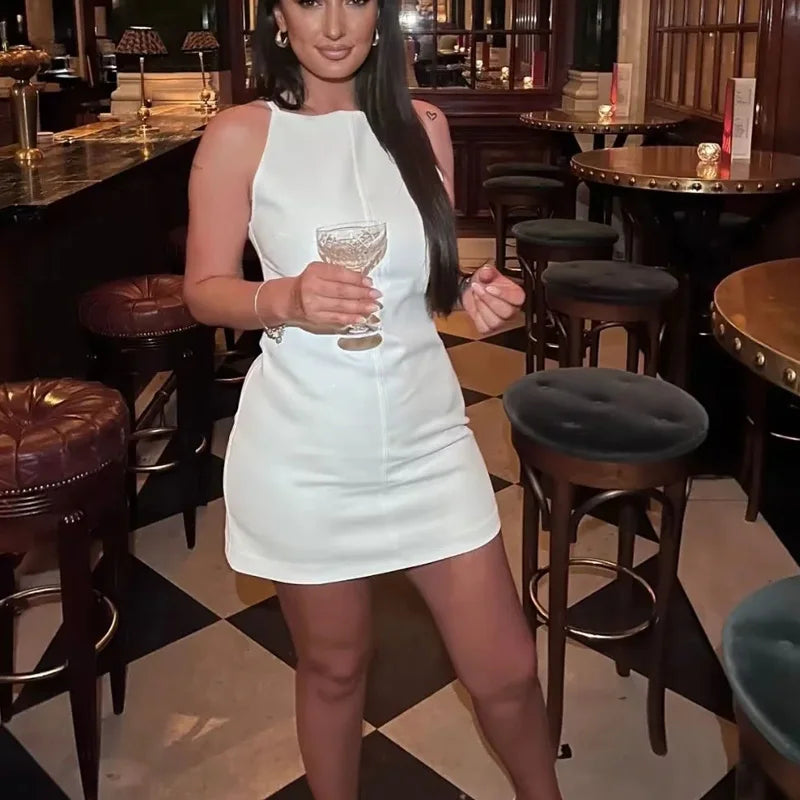 Vestido feminino curto elegante em branco, perfeito para festas e ocasiões especiais.