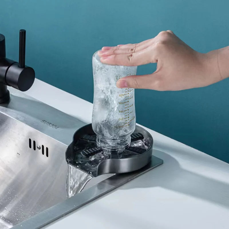 Lavador de copos XINCHEN na pia com fluxo de água mão segurando mamadeira limpador de copos profissional restaurante