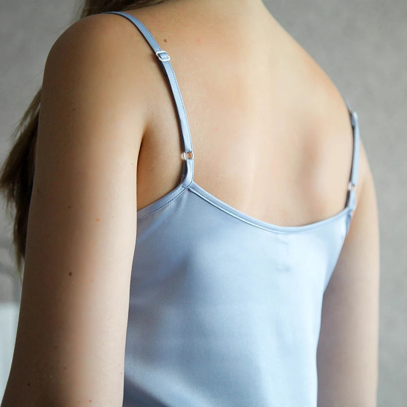 Detalhe das alças de um vestido de cetim longo na cor azul claro para mulheres da marca MCAO