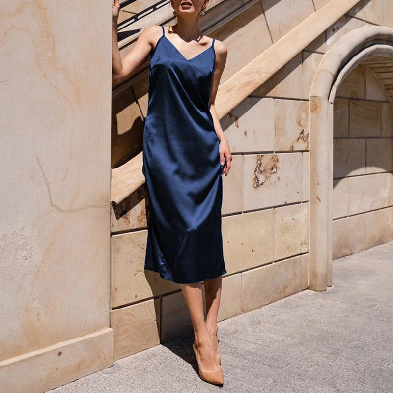 Vestido de cetim longo feminino MCAO em azul com alças finas e caimento elegante