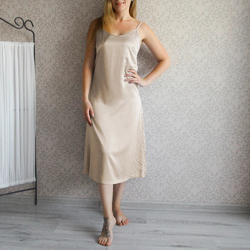 Vestido de cetim longo MCAO em tom bege com alças finas e corte elegante para ocasiões especiais