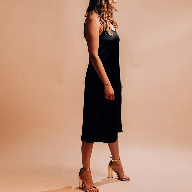Vestido de cetim longo da MCAO em preto, ideal para ocasiões elegantes e festas.