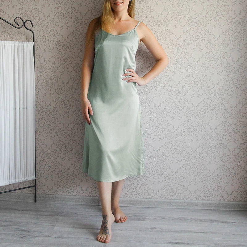 Vestido de cetim longo em verde claro da MCAO, ideal para ocasiões elegantes e confortáveis