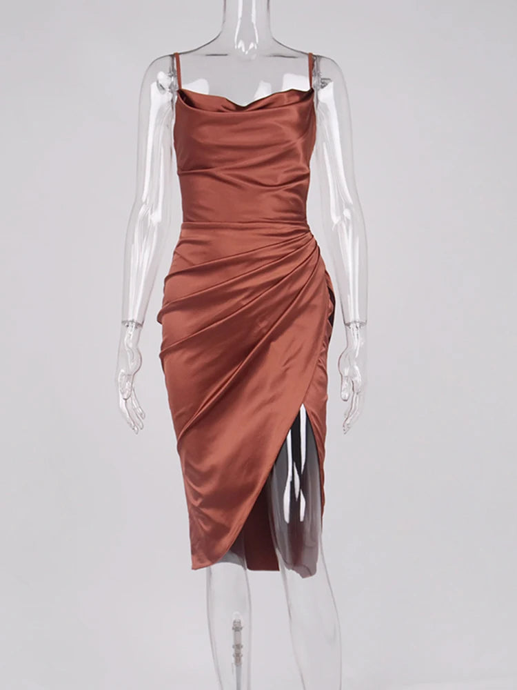 Vestido cetim brilhante na cor marrom com design ajustado e fenda lateral para mulheres elegantes