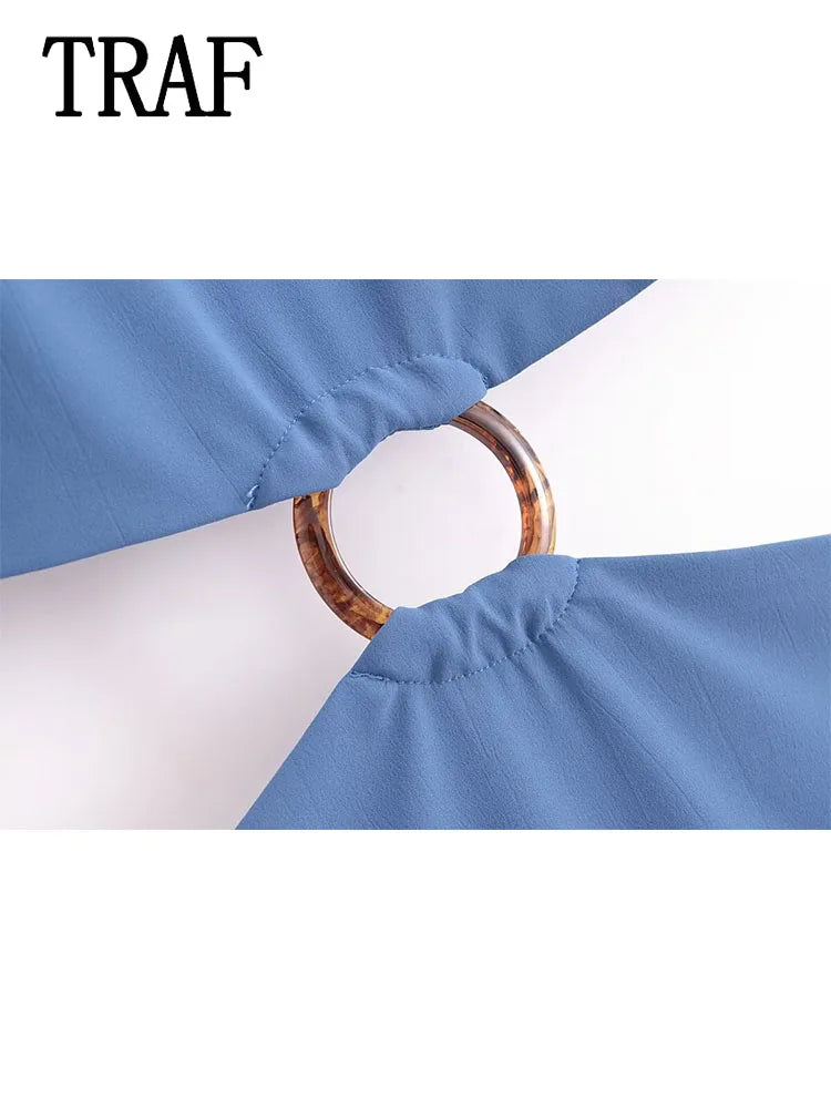 Detalhe do vestido costas nuas elegante BTB.WO com argola de acetato em azul