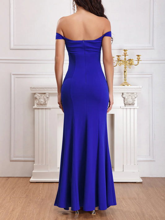 Vestido de baile fora do ombro em azul, com corte justo e caimento elegante na parte de trás